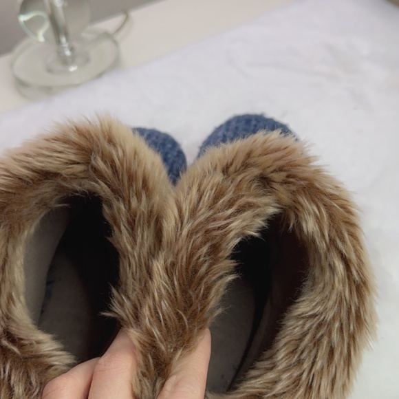 ISOTONER WOMEN'S SIZE 7.5-8 blue FAUX FUR SLIPPER BOOTIES - Picture 4 of 4